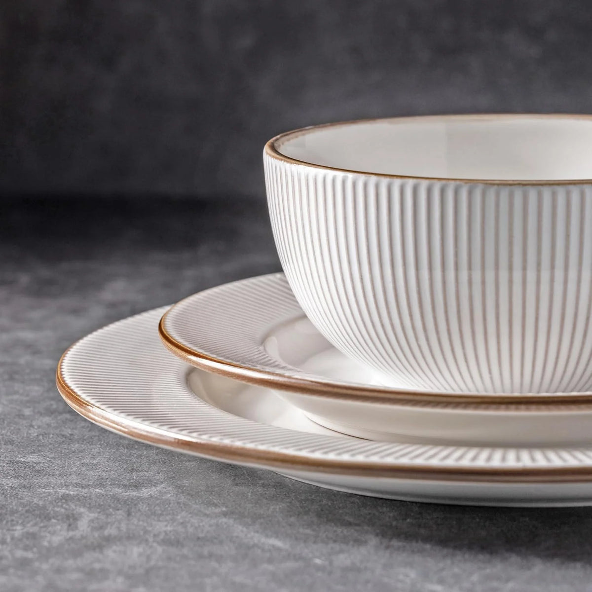 18-Piece Embossed Ceramic Dinnerware Set Dishwasher Microwave Safe Stackable Modern Gift for Wedding Housewarming